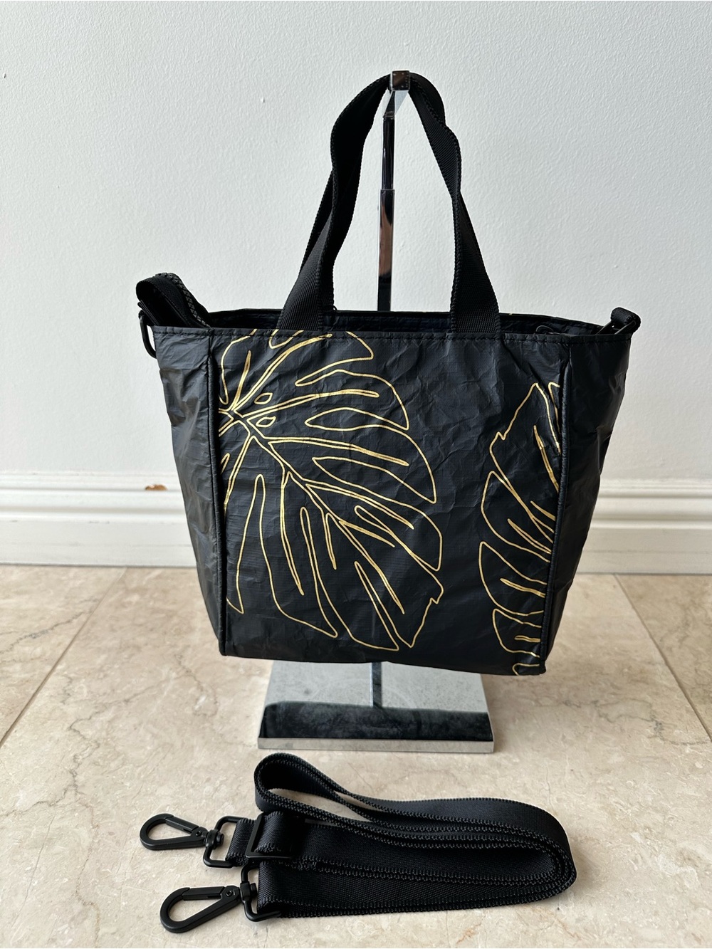 ALOHA Collection Black/Gold Le Voyageur - Lanai Crossbody Black Tote Bag - Picture 2 of 4